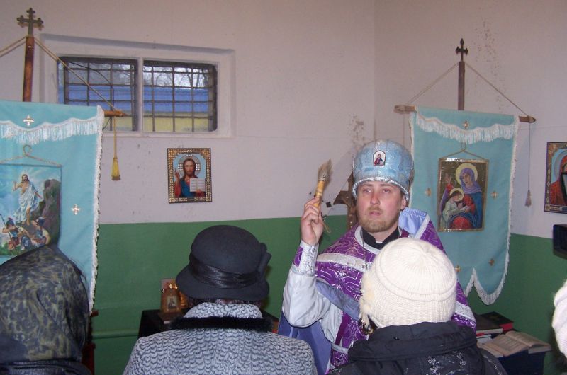 Первую литургию в храме провел благочинный Красноармейского округа УПЦ КП Константин Кузнецов.