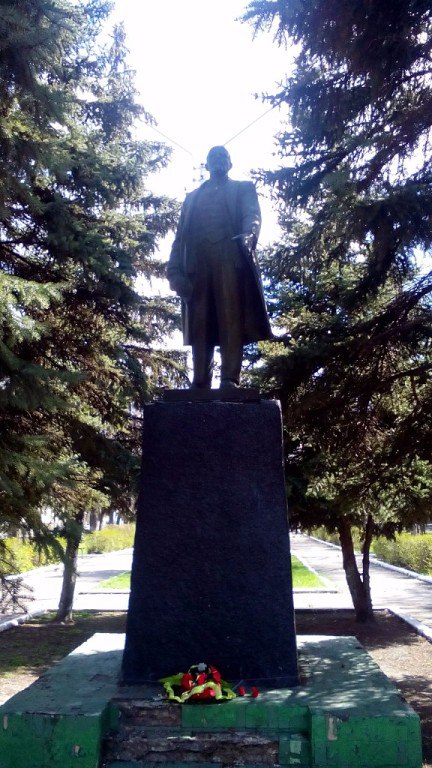 Так еще вчера выглядел памятник Ленину в Родинском