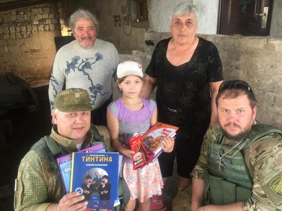 Зарина в Зайцево со своими родными и подарками, которые ей передали военные