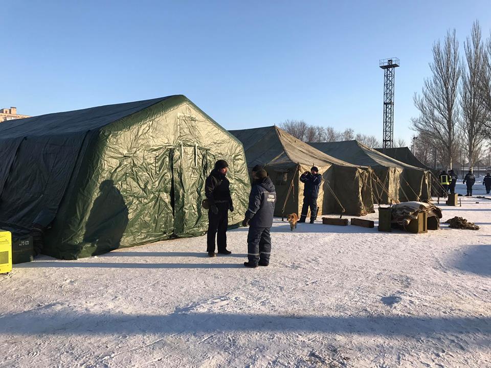 Палатки ГСЧС и волонтеров в Авдеевке / фото: Петр Дудник