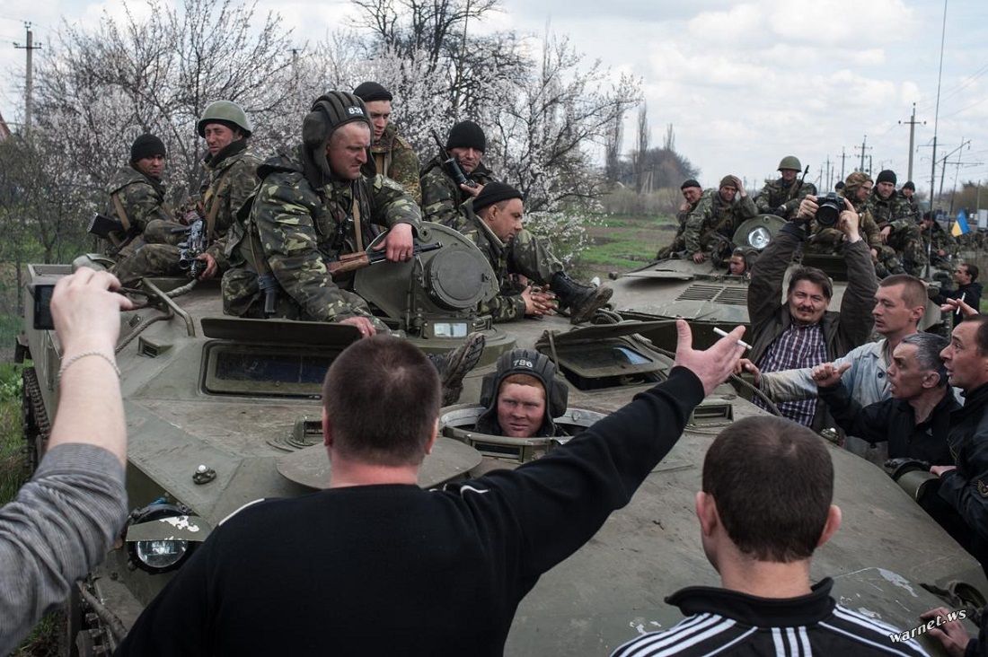 Люди заблокировали колонну украинской армии на пути к городу Краматорск 16 апреля 2014/http://warnet.ws