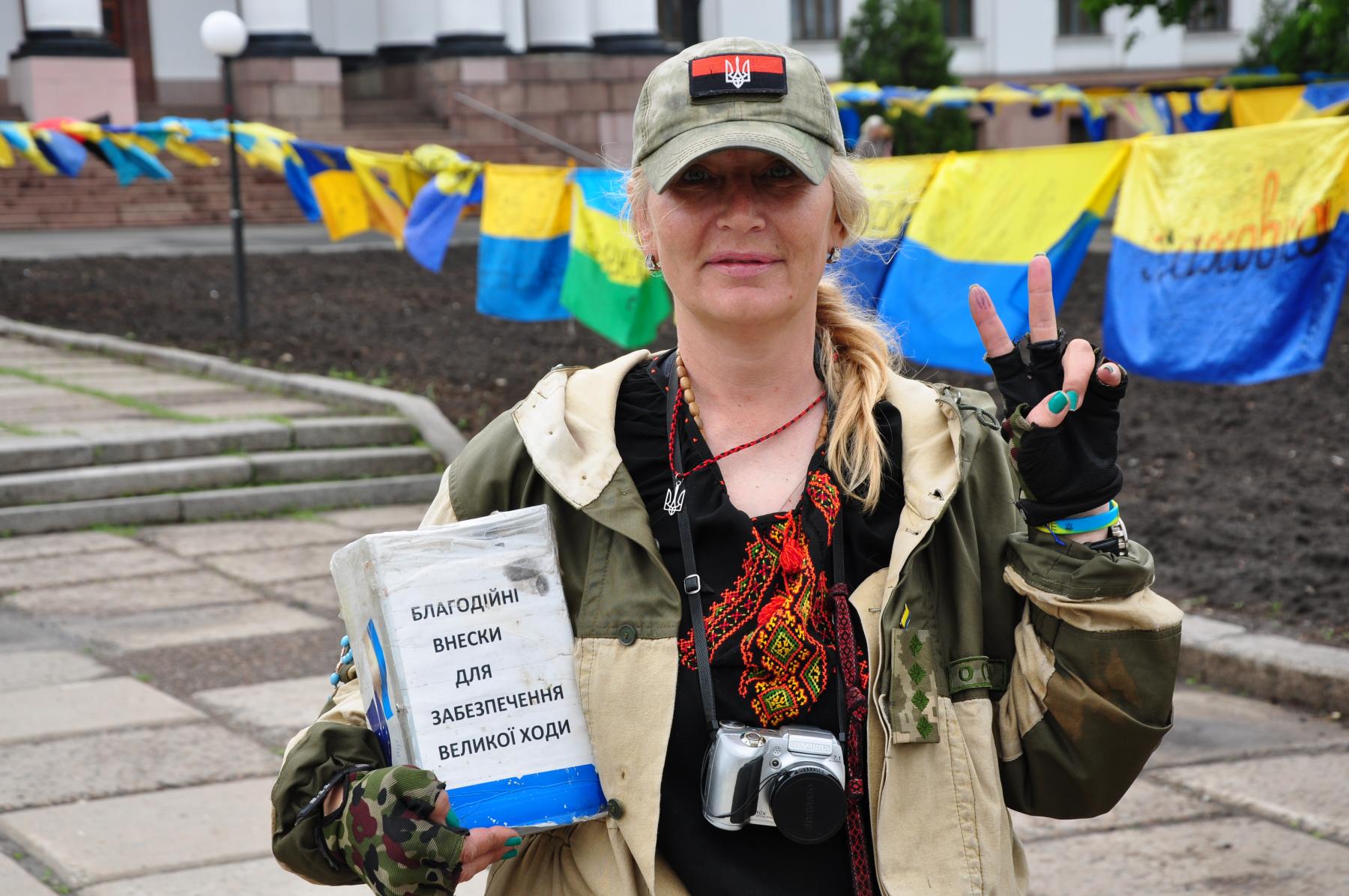 Организатор акции Екатерина Валевская, которая осенью 2014 года решила собрать сто флагов в честь героев Небесной Сотни