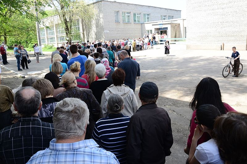 Очередь на избирательный участок в Донецке/фото из открытых источников