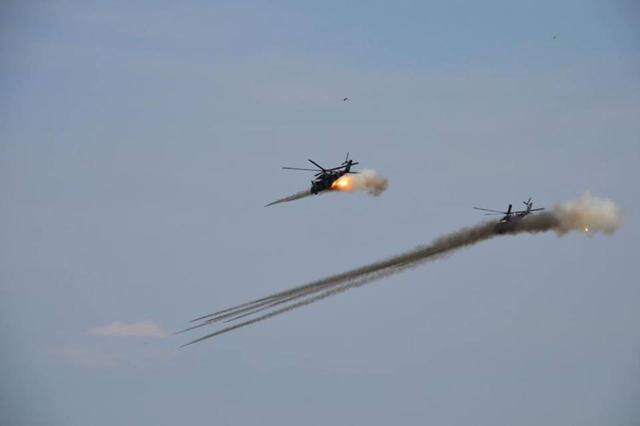 Украинские Ми-24 наносят удар по позициям боевиков в районе нового терминала