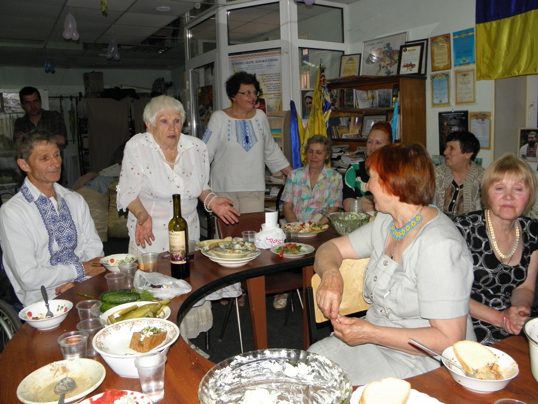 Волонтер Мария Устинова отметила 80-летний юбилей в кругу друзей из мастерской «Краматорские пчелки»