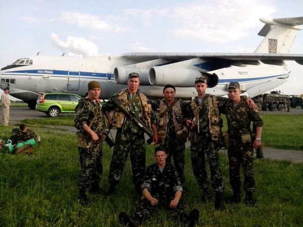 Украинские десантники перед вылетом на Ил-76