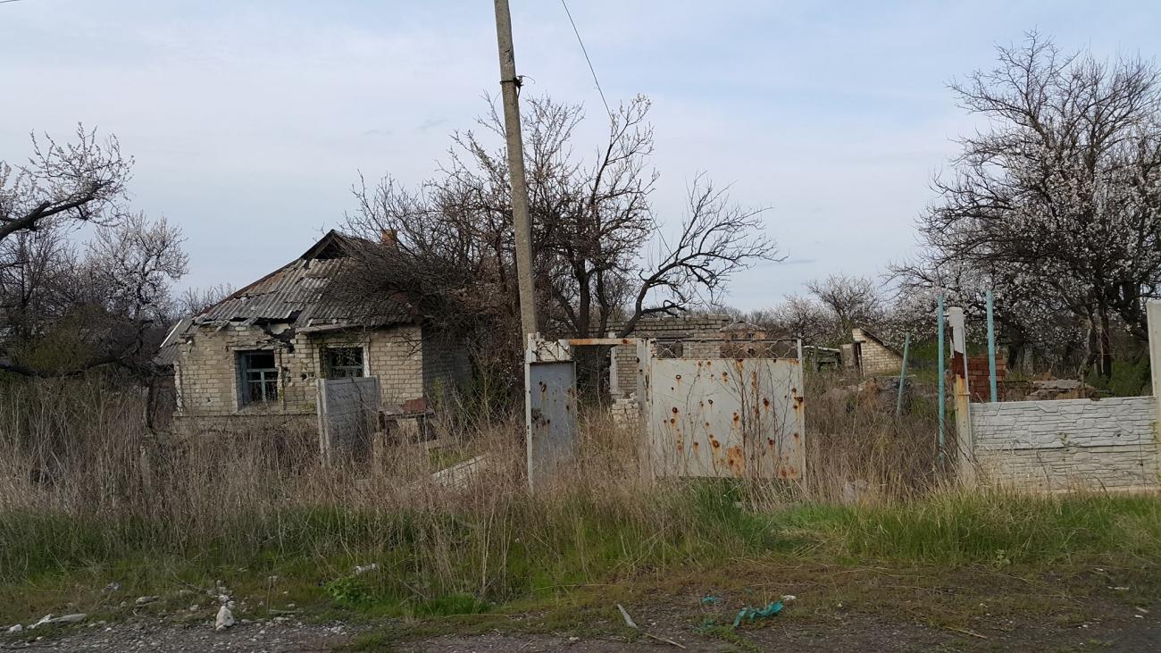 Разрушенное жилье в Песках, Донецкая область