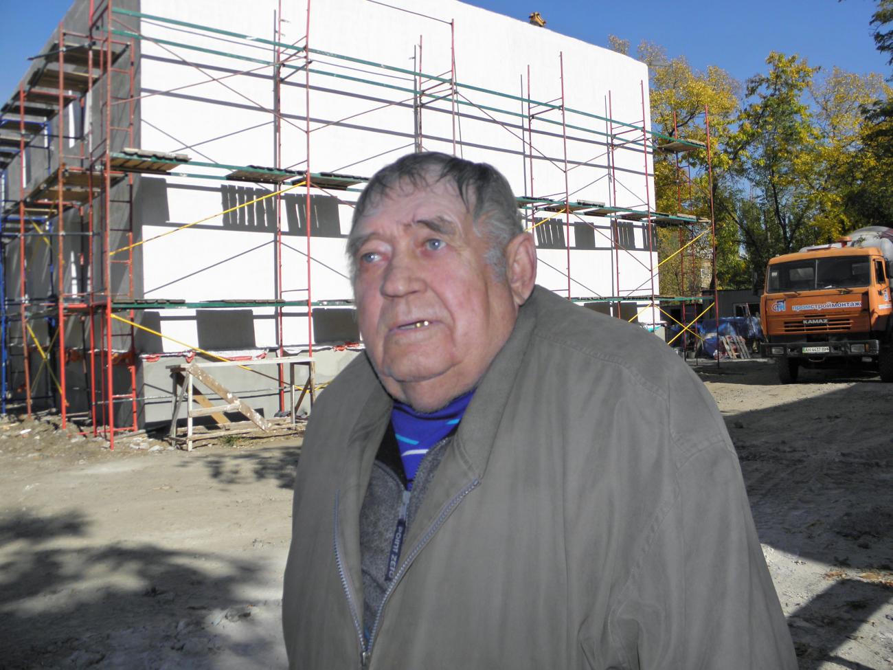 80-летний Григорий Бузивской каждый день по несколько раз приходит посмотреть, как продвигается строительство дома