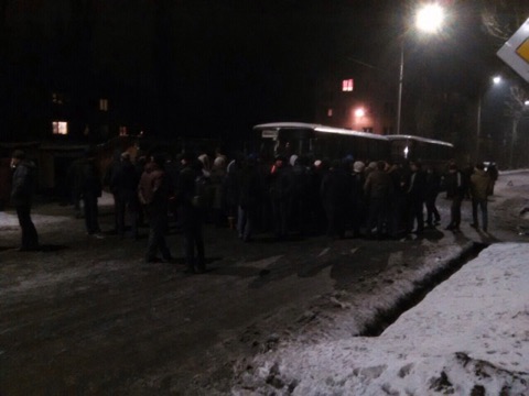 Работники шахты "1/3 Новогродовская" перекрыли дорогу рабочим автобусам