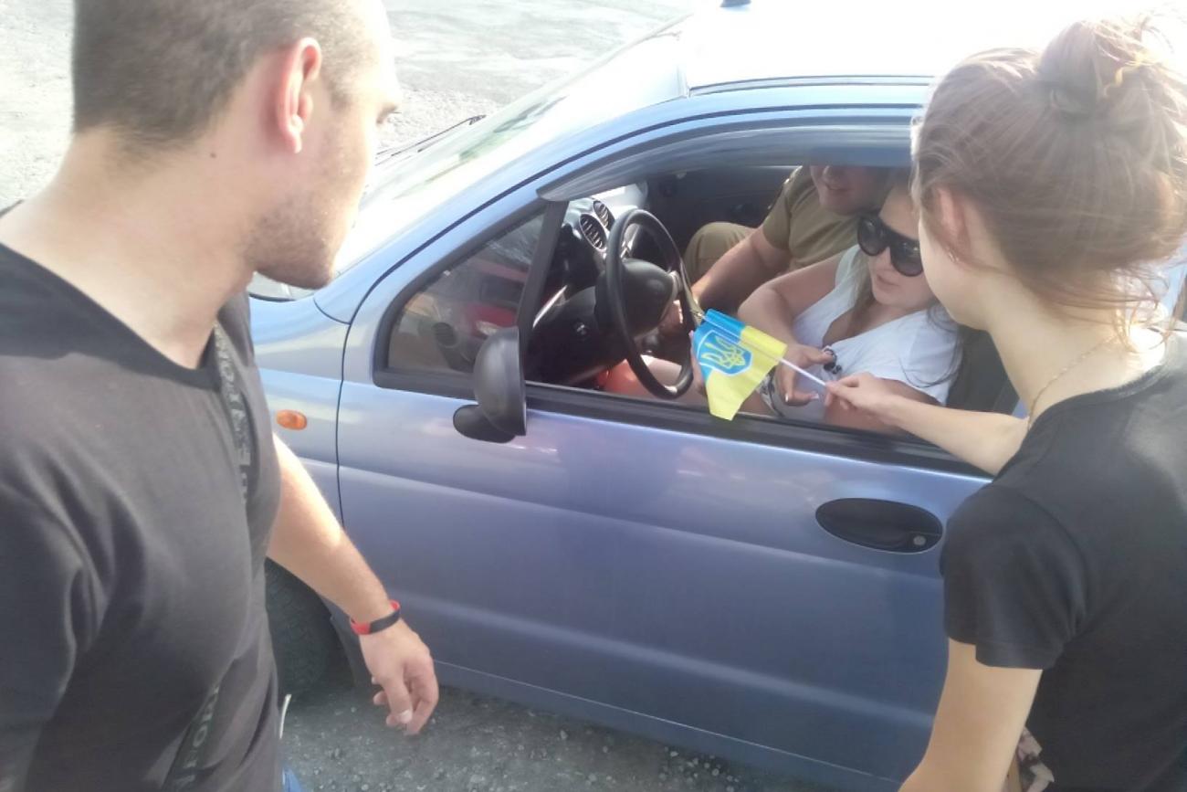 Активисты раздавали проезжающим автомобилистам украинские флаги