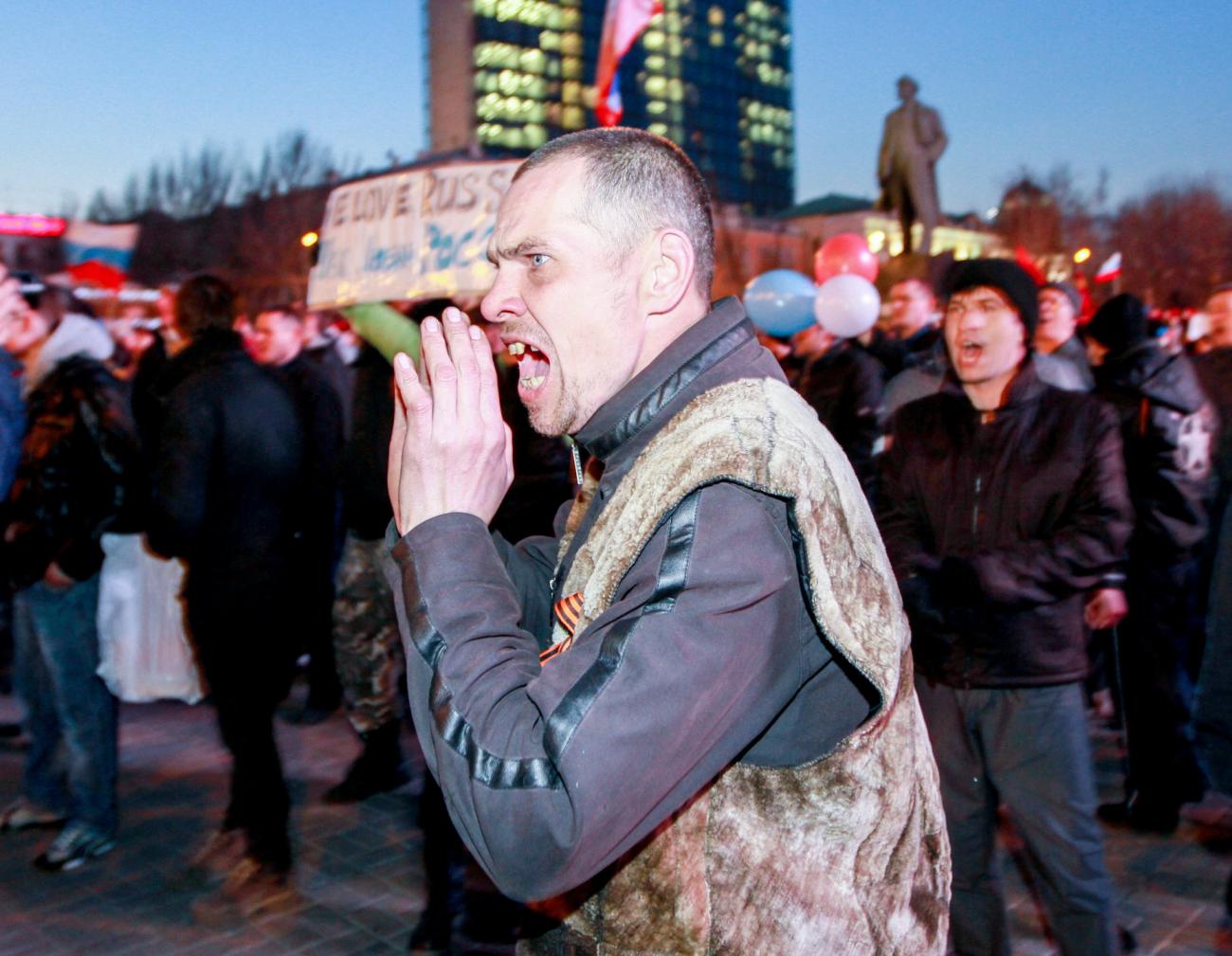 Агрессивные сторонники России пришли на проукраинский митинг в Донецке / фото: Сергей Ваганов
