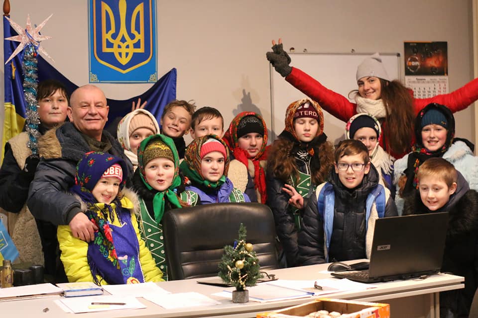Олег Ливанчук с детьми Красногоровки 