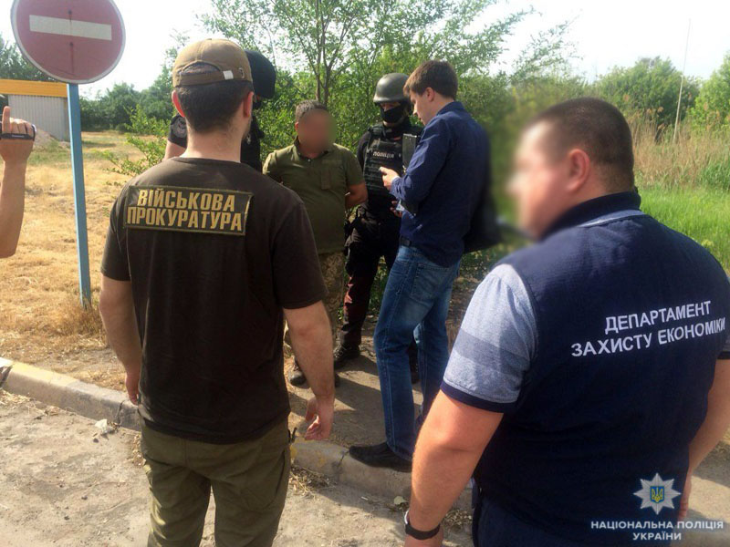 В Мариуполе задержали на взятке командира воинской части / Оперативное фото ГУ НП в Донецкой области