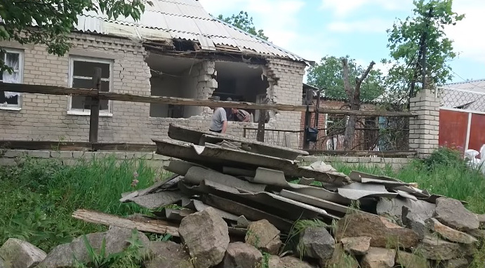 Последствия обстрела Торецка в мае 2018 года / фото ГУ НП в Донецкой области