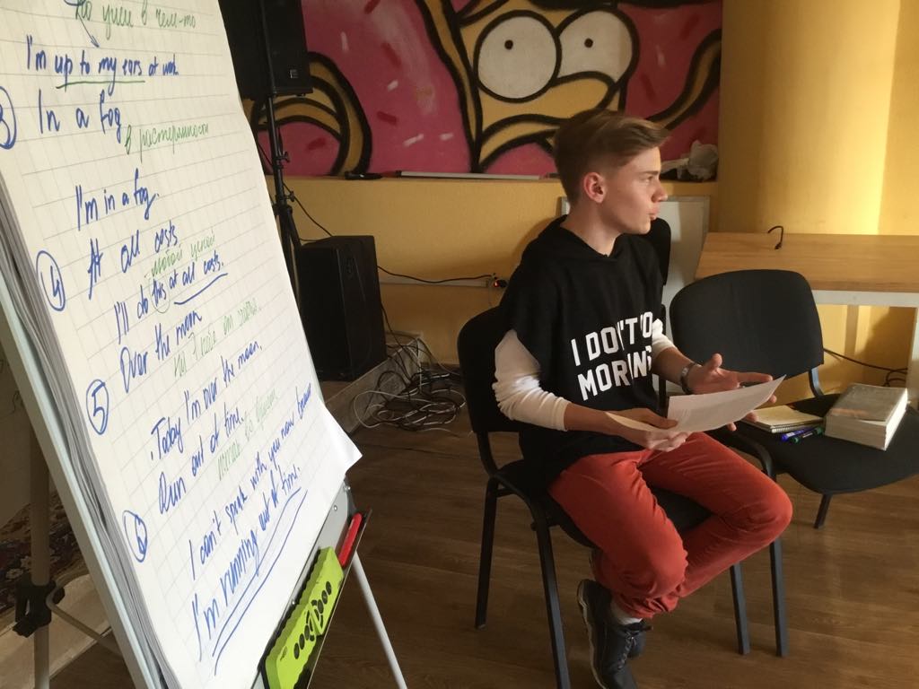 Олексій Чалий на базі вільного простору «DRUZI» створив клуб, де навчає жителів міста розмовної англійської.