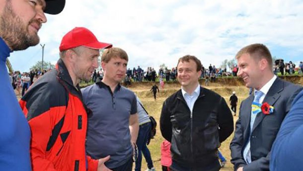 Костянтин Прокопов (зліва) та Руслан Требушкін (у центрі) / фото: 24tv.ua