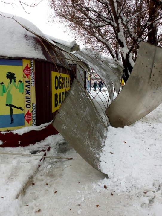 В Донецке обвалился козырек трамвайной остановки 