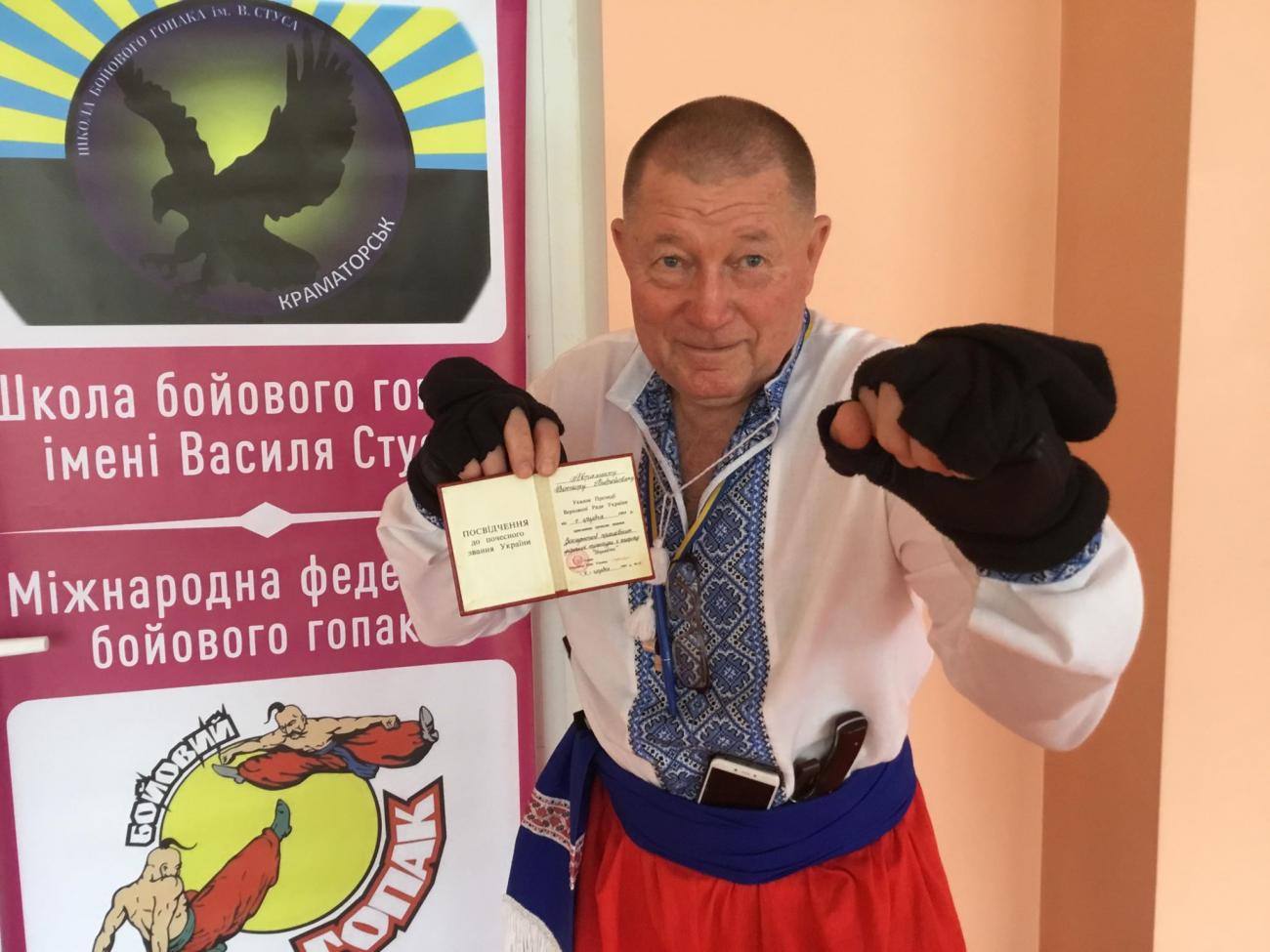 Навчає дітей у школі бойового гопака імені Василя Стуса учитель із 48-річним стажем Віктор Авраменко