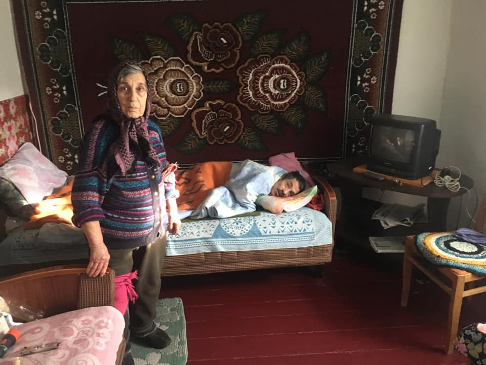 Пожилая мать ухаживает за сыном-инвалидом, Гранитное, 2019 / Фото: Сергей Косяк