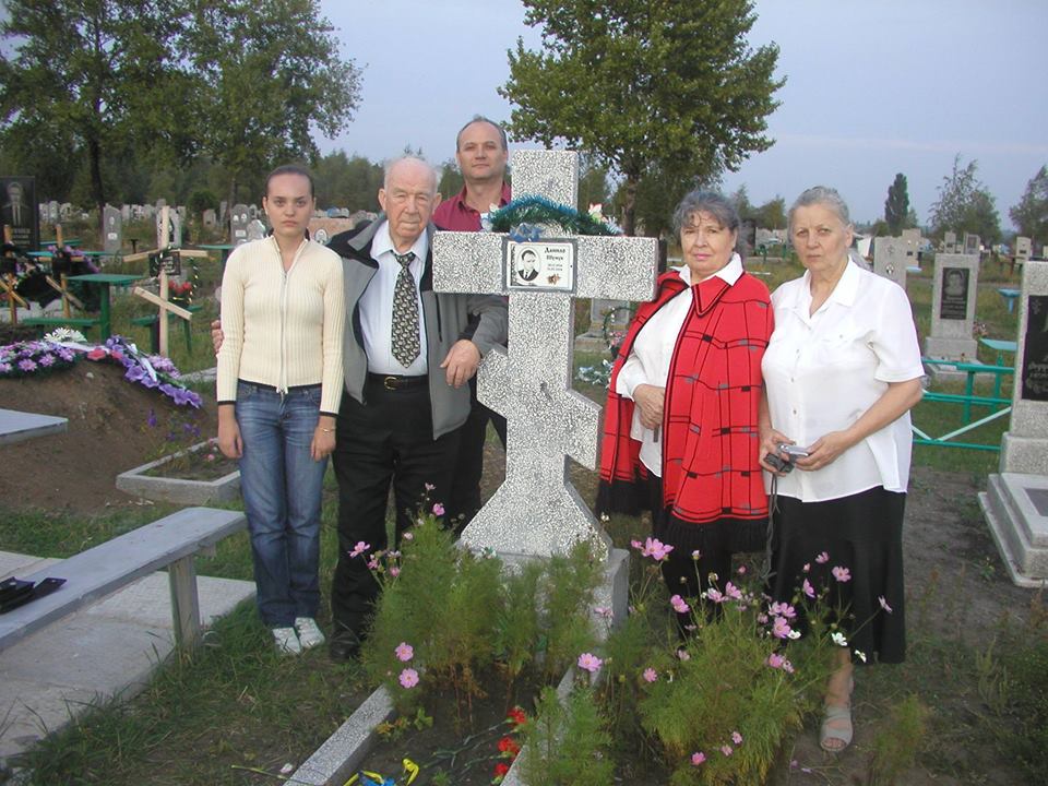 Родичі Данило Шумука поряд з його могилою 