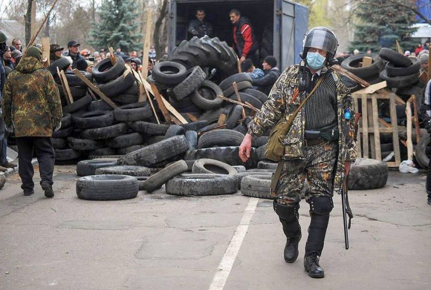 Захоплення слов'янського міськвідділу поліції проросійськими бойовиками/ фото: Славянские ведомости