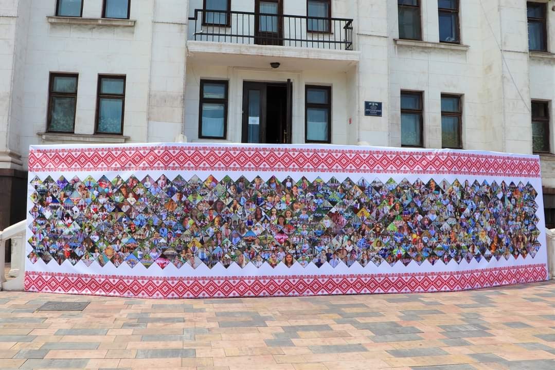 У Маріуполі встановили пано у вигляді вишиванки, орнамент якого створений з фотографій учасників флешмобу «Код Єдності»