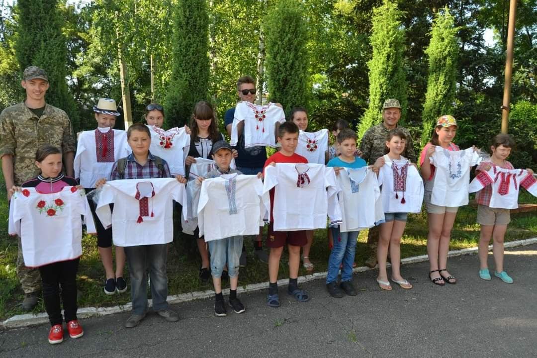 Українські військові передали вишиванки дітям на Донбасі