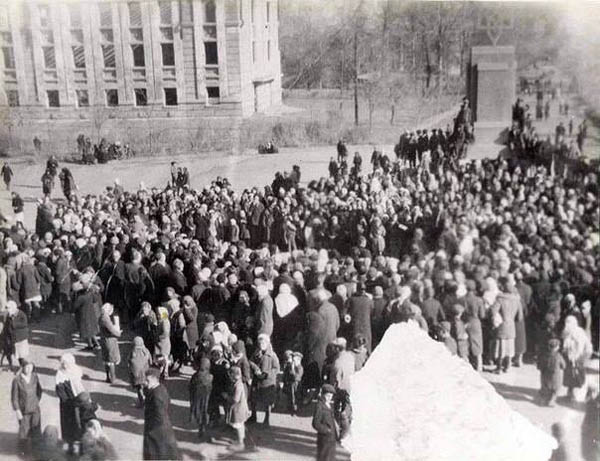 28 жовтня 1942 року в м. Краматорську Донецької області на місці пам'ятника Леніну на центральній площі міста встановили тризуб. Фото Історична правда