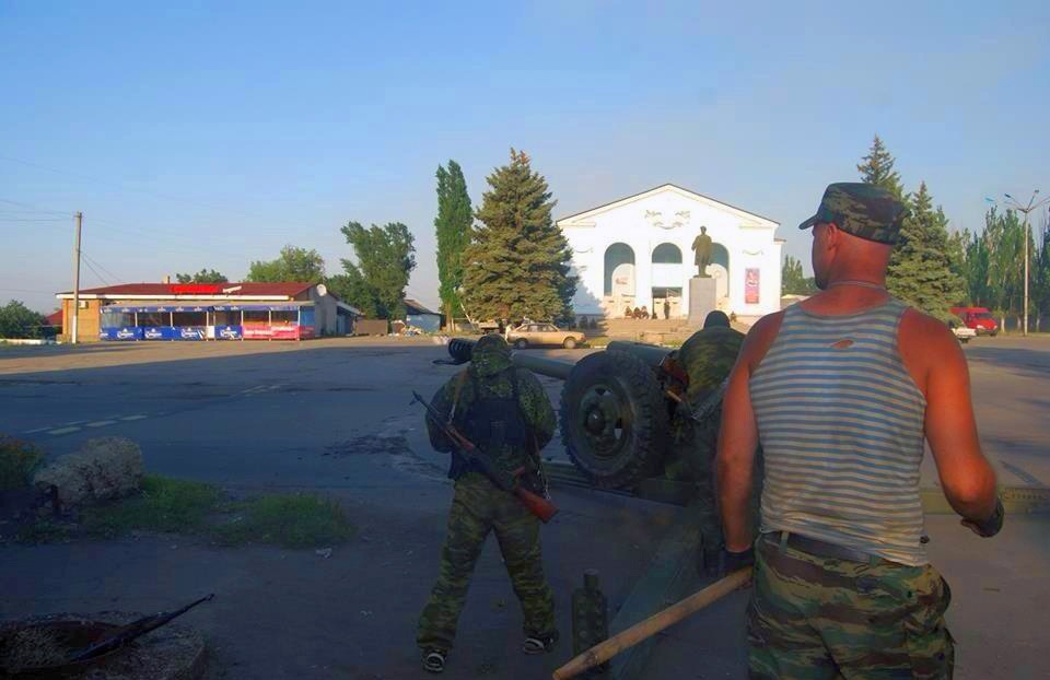 Бойовики гатять з гаубиці Д-30 з головної площі Шахтарська