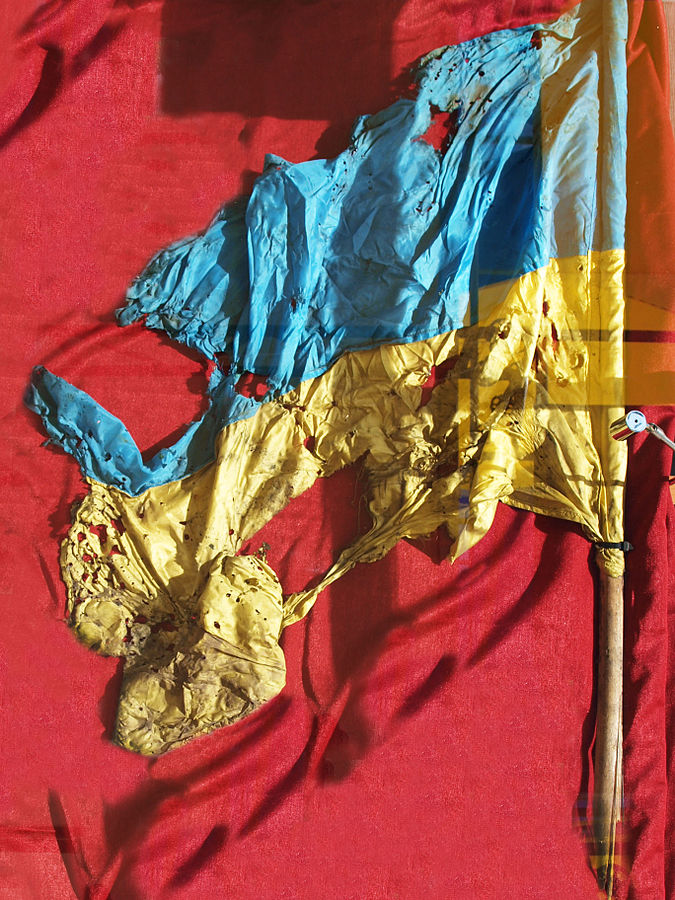 Понівечений прапор бійця 93 ОМБр. Виявлений у машині ЗІЛ-131, обстріляній 29 серпня 2014 року під Іловайськом