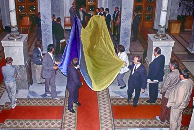 Внесення прапору України у Верховну Раду 24 серпня 1991 року / Фото: Єфрем Лукацький
