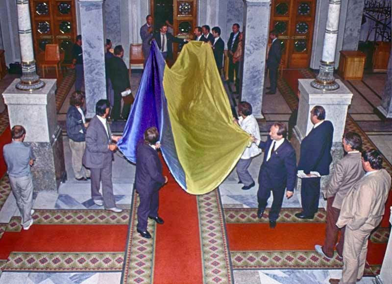 Внесення прапора України до стін Верховної Ради, 24 серпеня 1991 року / фото Єфрем Лукацький