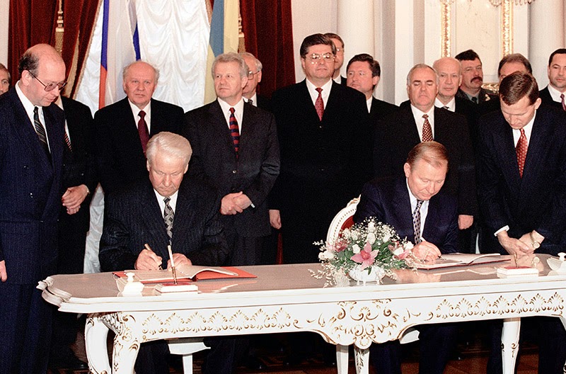 Борис Єльцин і Леонід Кучма підписують Договір про дружбу, співробітництво і партнерство між Україною і Російською Федерацією, 31 травня 1997 року