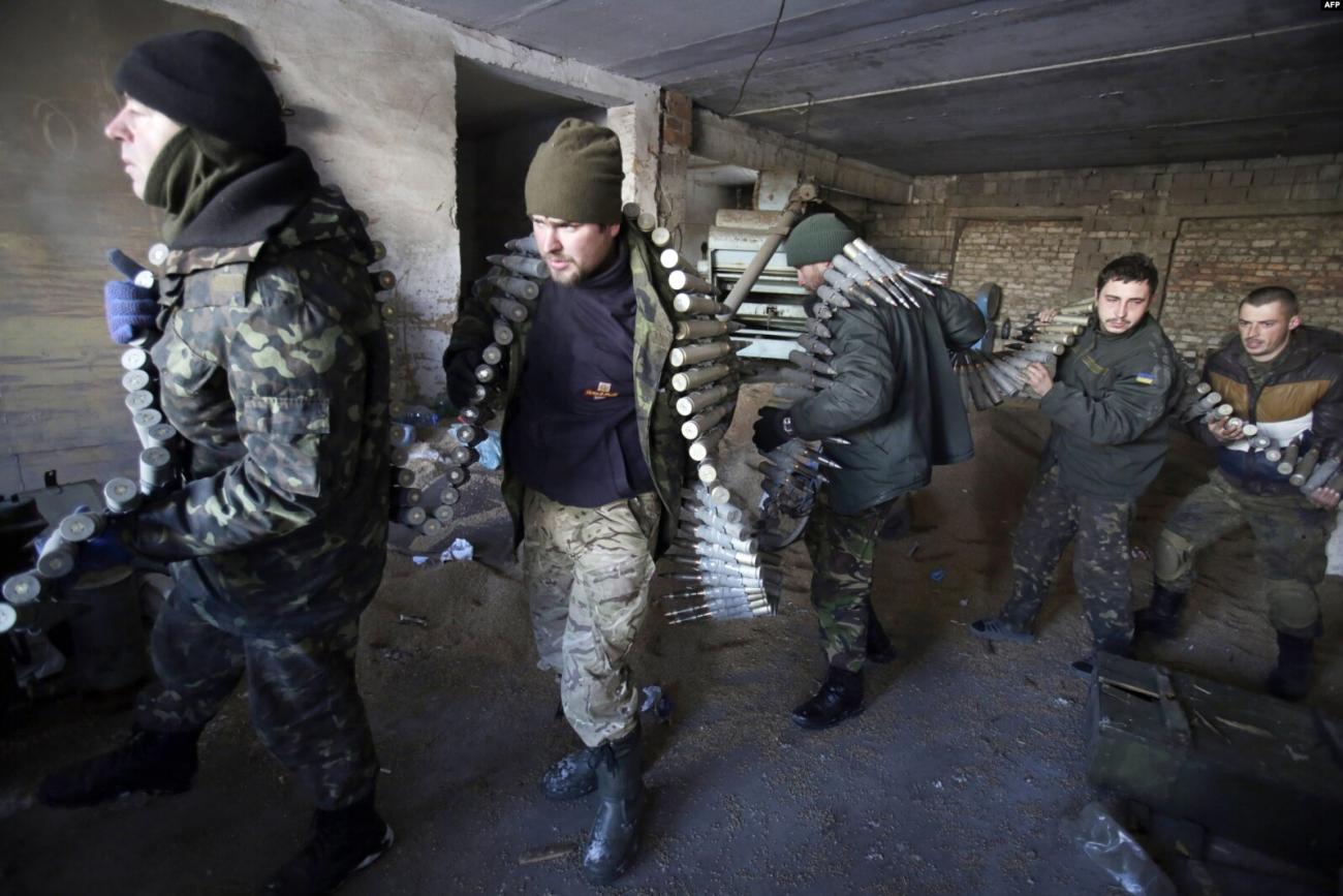 Українські солдати споряджають БМП (бойову машину піхоти) до бою / фото: AFP