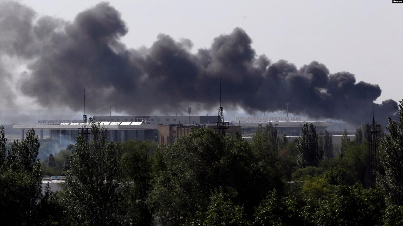 Дим над Донецьким аеропортом після боїв між українськими військовими та проросійськими бойовиками, 26 травня 2014 року / фото: Reuters