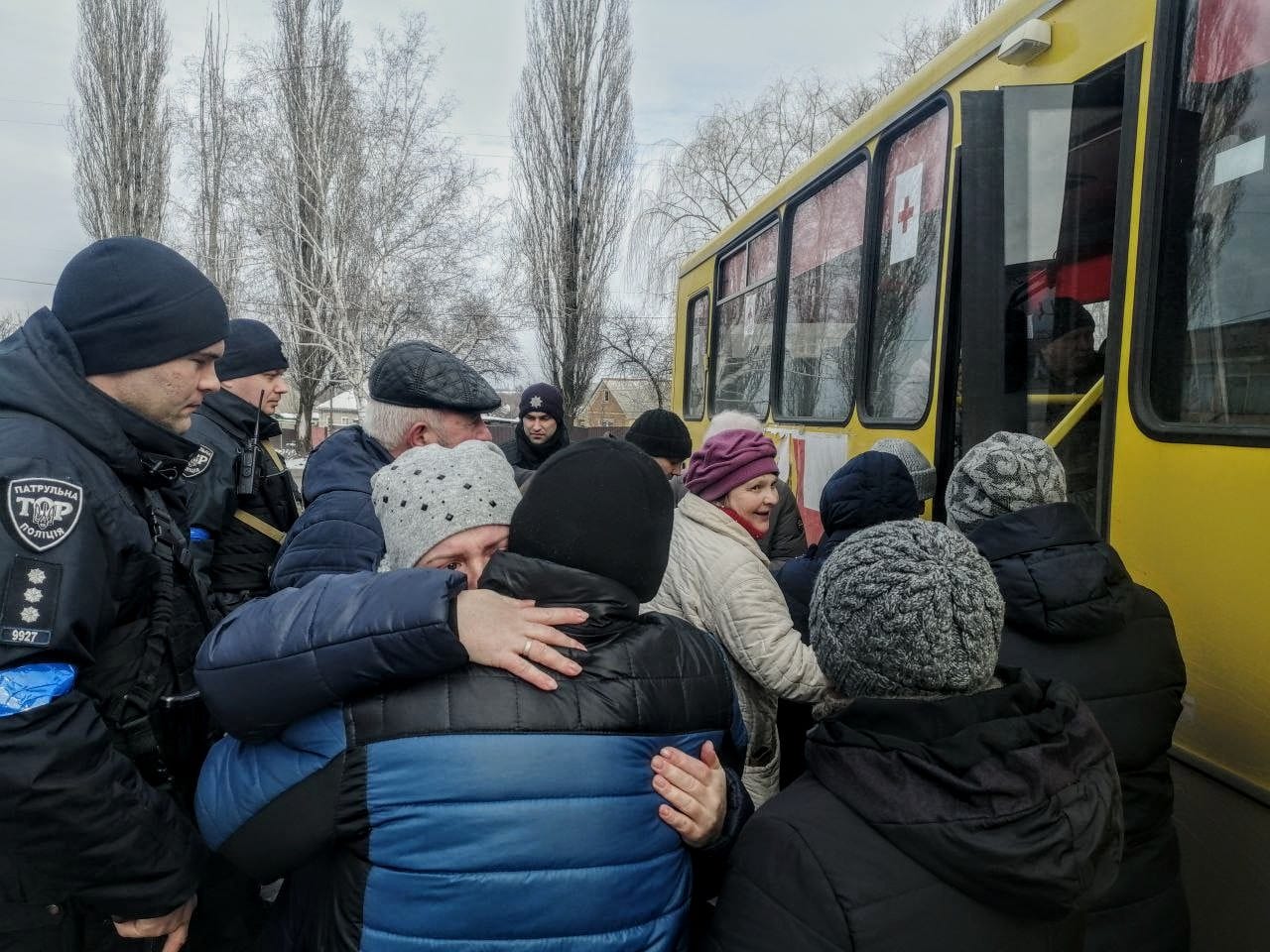 Патрульні Луганщини під обстрілами евакуюють з зони бойових дій цивільних / фото: ФБ Віктора Левченка 