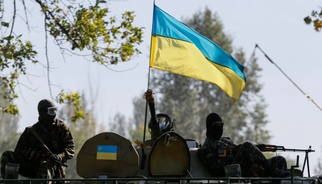 Українські захисники із прапором України