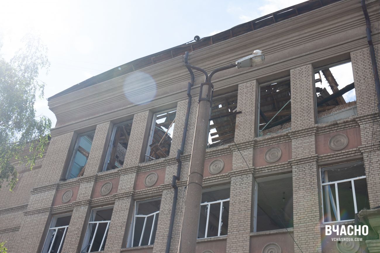 Зруйнована школа у Костянтинівці