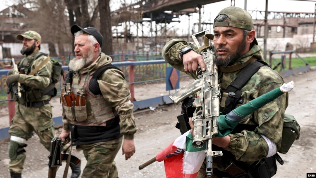 Чеченці відбирають у людей телефони / фото: Кавказ.Реалії