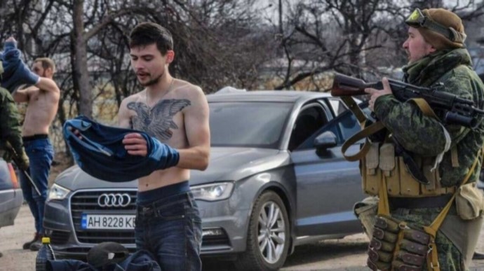 Окупанти вишукують навіть патріотичні тату / фото: Петро Андрющенко