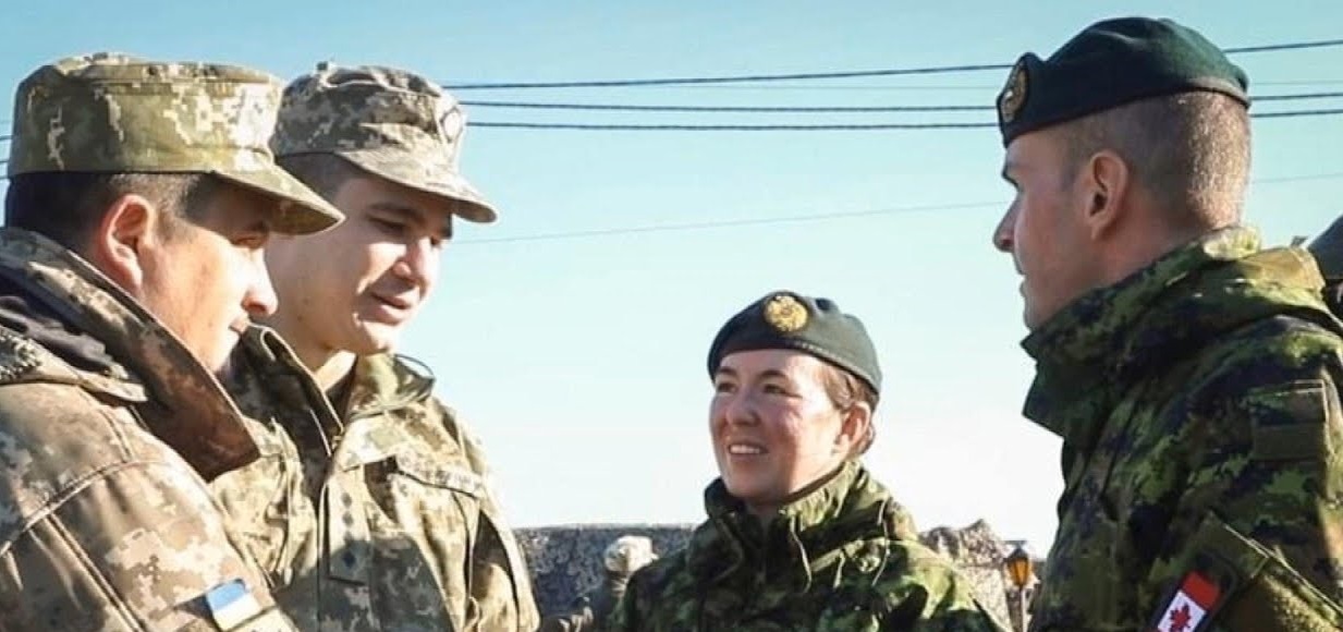 Мелані Лейк з березня по жовтень 2021 року була командиром канадської військової тренувальної місії в Україні