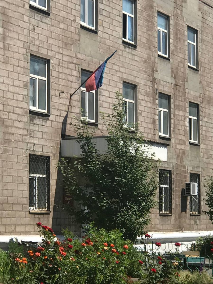 Місцевий університет із прапором так званої “ЛНР”