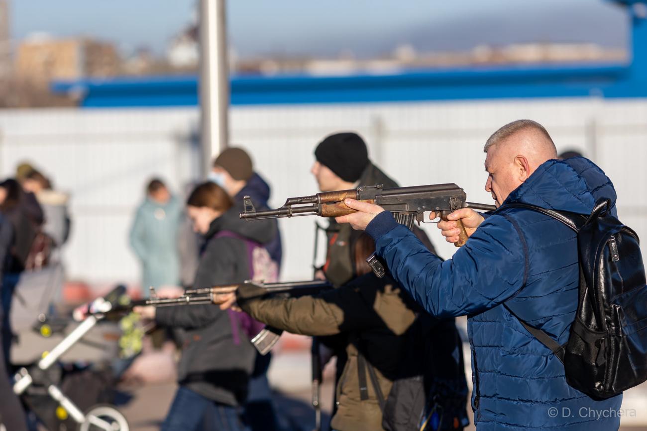 Experienced soldiers taught civilians how to handle weapons / photo: Facebook of Dmytro Chychera 