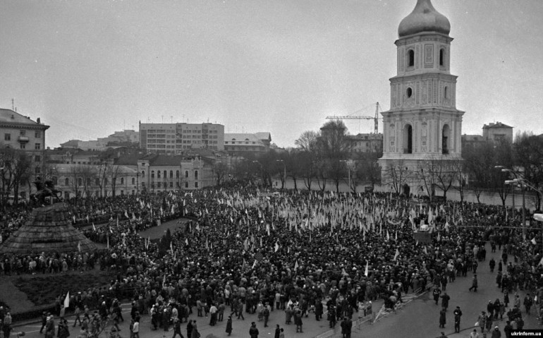 Учасники акції «Живий ланцюг» на Софійській площі. Київ. 21 січня 1990 рік / фото: uinp.gov.ua