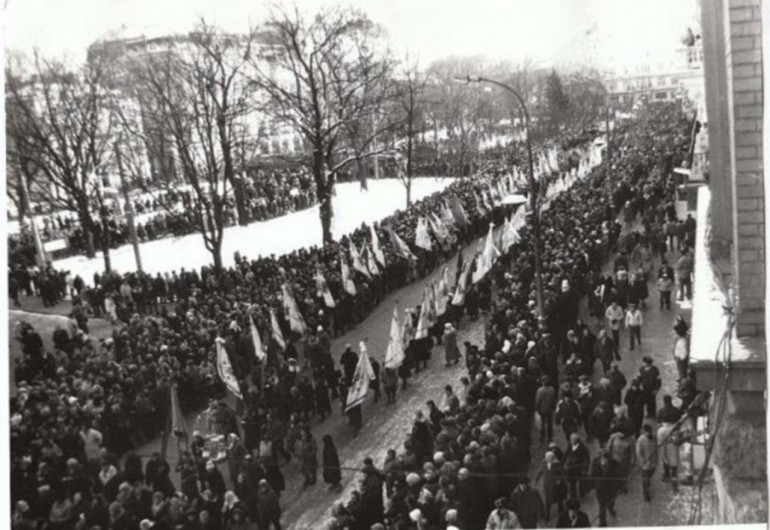 «Живий ланцюг» на проспекті Свободи у Львові. 21 січня 1990 року / фото: uinp.gov.ua