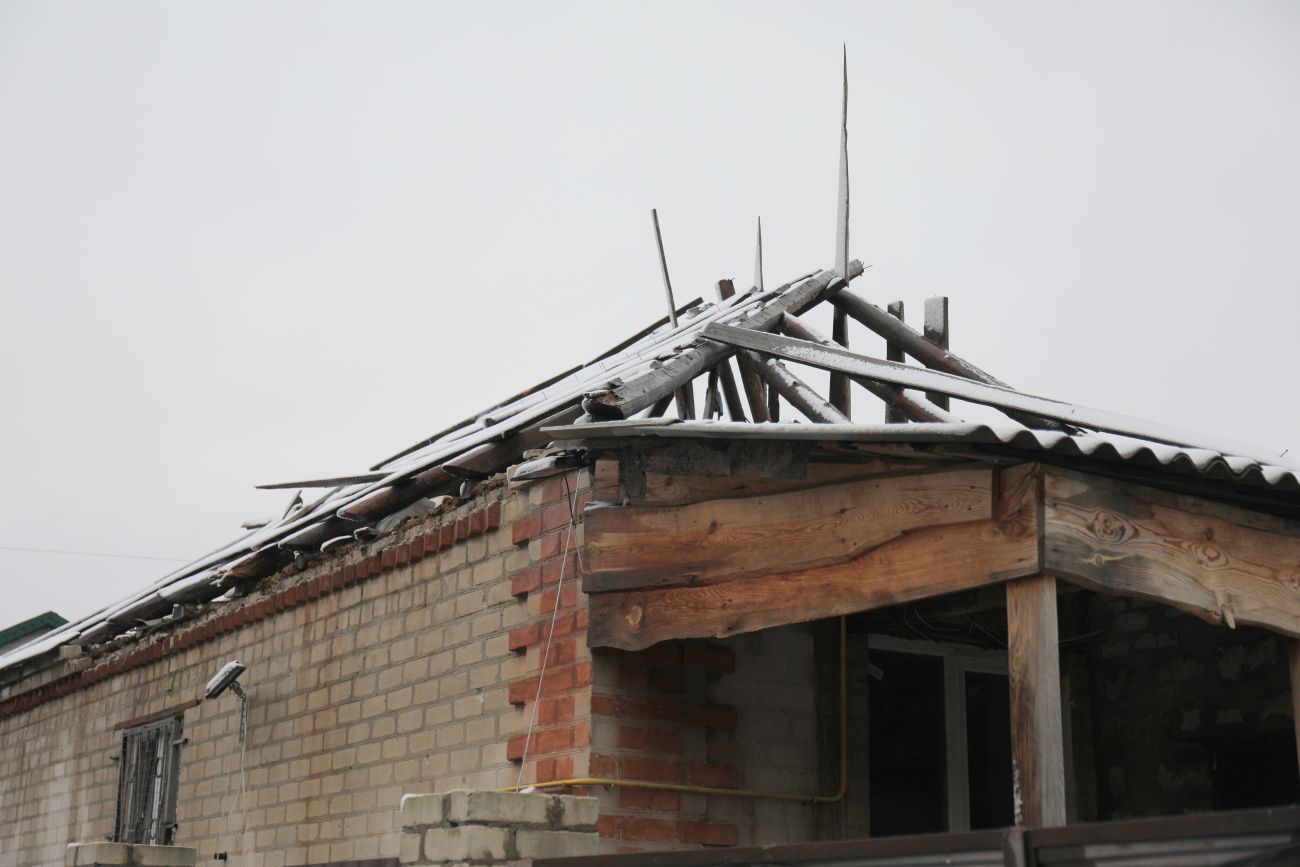 Російські снаряди зруйнували дах будинку братів Воронових / фото; Вчасно
